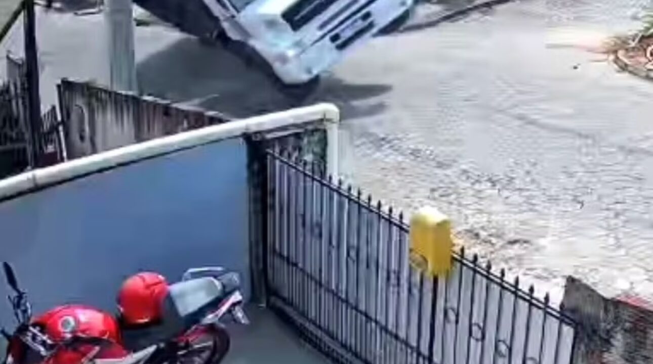 Caminhão desce desgovernado, bate em muro e tomba no Paraná