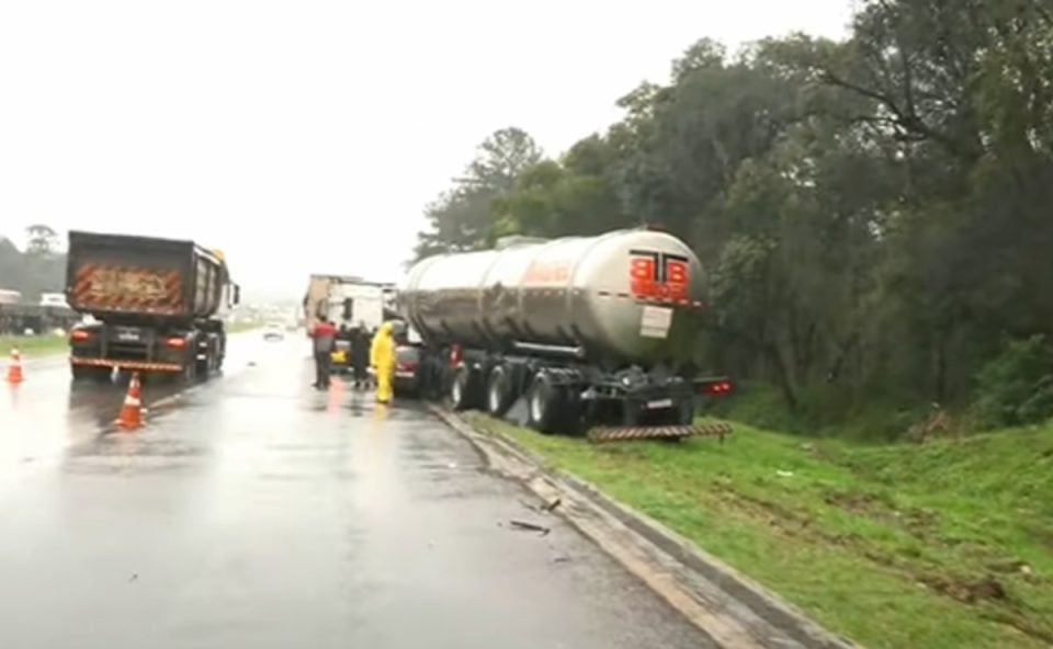 Acidente na BR-116: caminhão faz “L” em pista molhada, é atingido por outro veículo e interdita rodovia em São José dos Pinhais