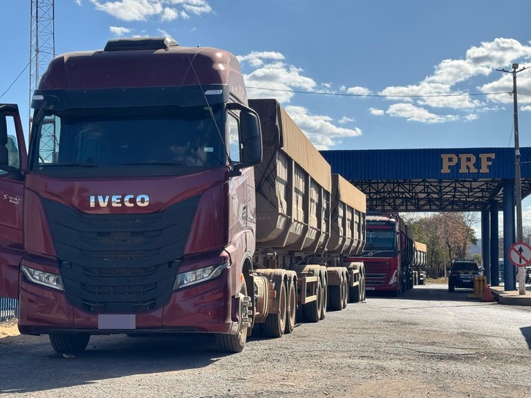 PRF flagra excesso de peso e descumprimento de descanso obrigatório em Barreiras (BA)