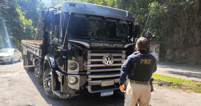 Caminhão roubado é recuperado pela PRF em Petrópolis