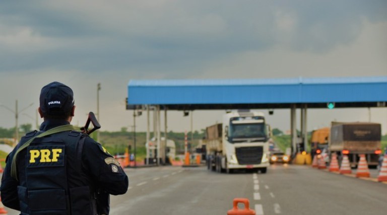PRF recupera carreta roubada em Uberlândia em menos de 3 horas