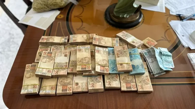 Caminhoneiro é assaltado e perde cerca de R$ 100 mil