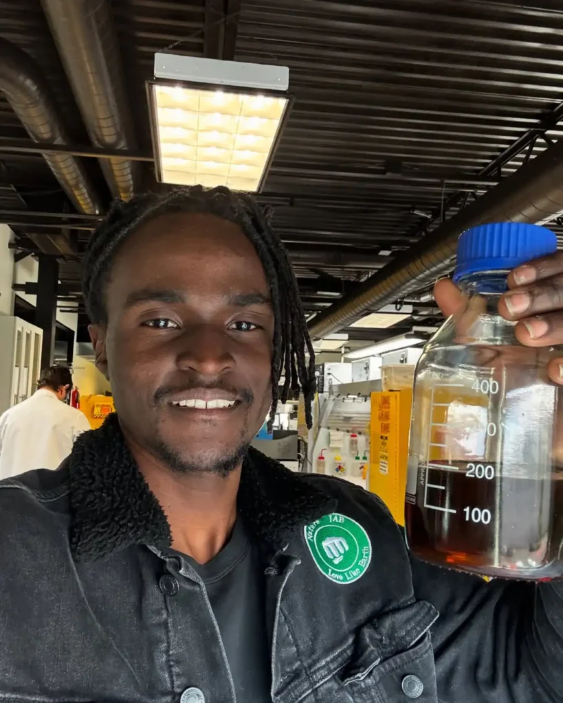 Jovem que criou máquina que transforma plástico em gasolina desaparece das redes sociais.