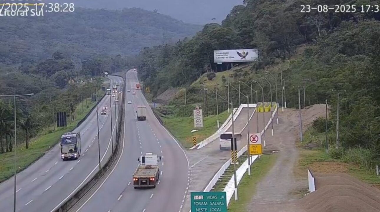Ônibus entra na área de escape da BR-376 em Guaratuba após pane nos freios