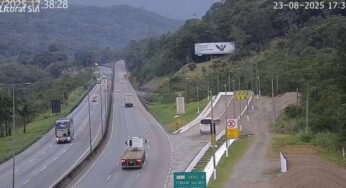 Ônibus entra na área de escape da BR-376 em Guaratuba após pane nos freios