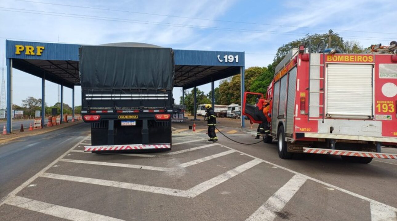 PRF e Corpo de Bombeiros evitam incêndio em caminhão na BR-153, em Gurupi (TO)