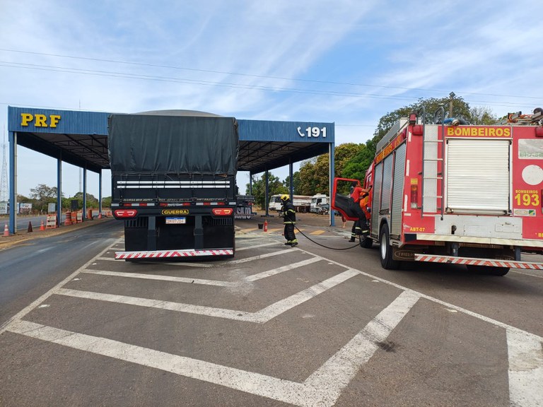 PRF e Corpo de Bombeiros evitam incêndio em caminhão na BR-153, em Gurupi (TO)