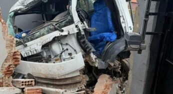 Caminhoneiro passa mal e atinge carro e duas casas em Guaxupé