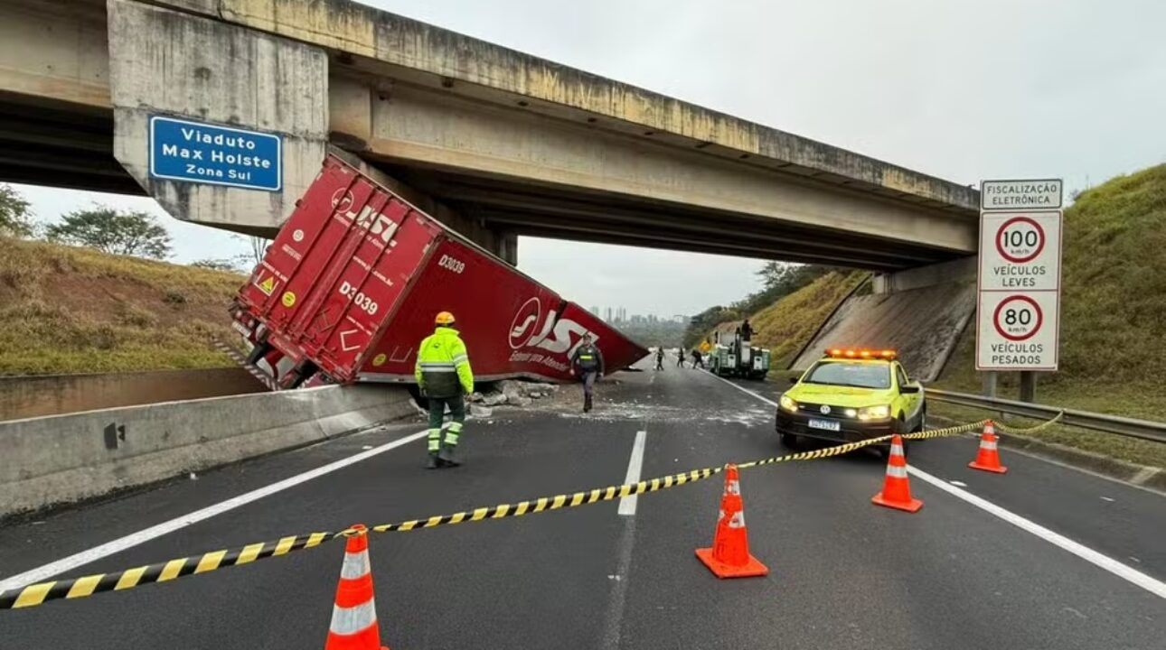 Caminhoneiro morre após colidir com pilar de viaduto da Tamoios, em São José dos Campos