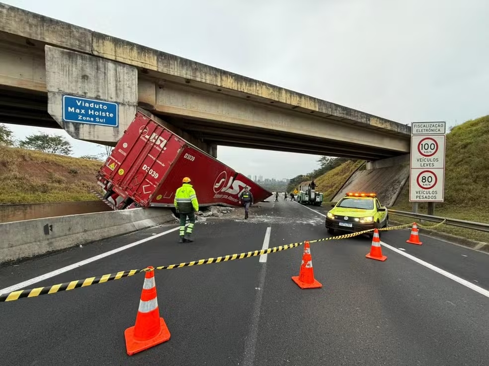 Caminhoneiro morre após colidir com pilar de viaduto da Tamoios, em São José dos Campos