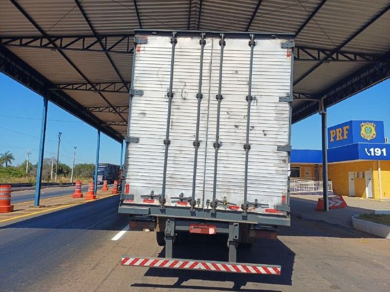 PRF apreende semirreboque adulterado na BR-153 em Araguaína (TO)