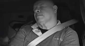 Câmeras do caminhão mostram o caminhoneiro de braços cruzados e dormindo no momento do acidente.