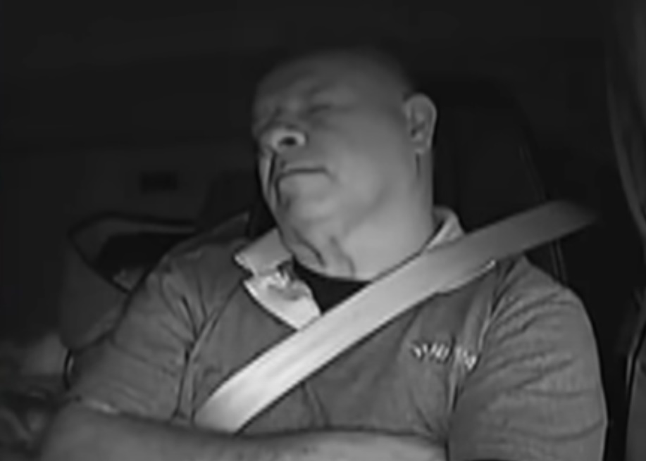 Câmeras do caminhão mostram o caminhoneiro de braços cruzados e dormindo no momento do acidente.