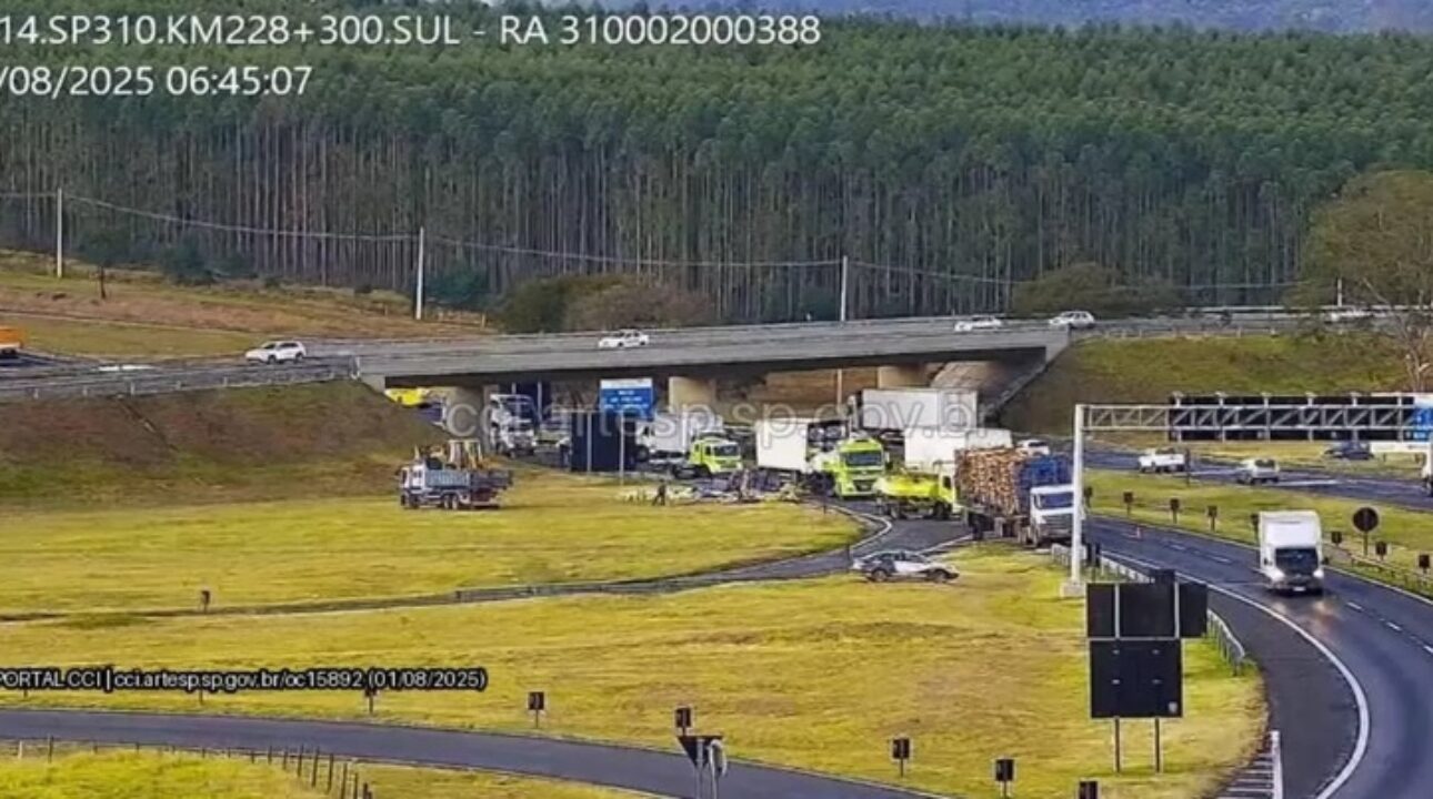 Caminhoneiro morre após grave colisão entre carretas na SP-310, em São Carlos