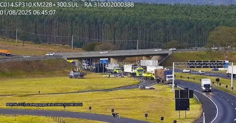 Caminhoneiro morre após grave colisão entre carretas na SP-310, em São Carlos