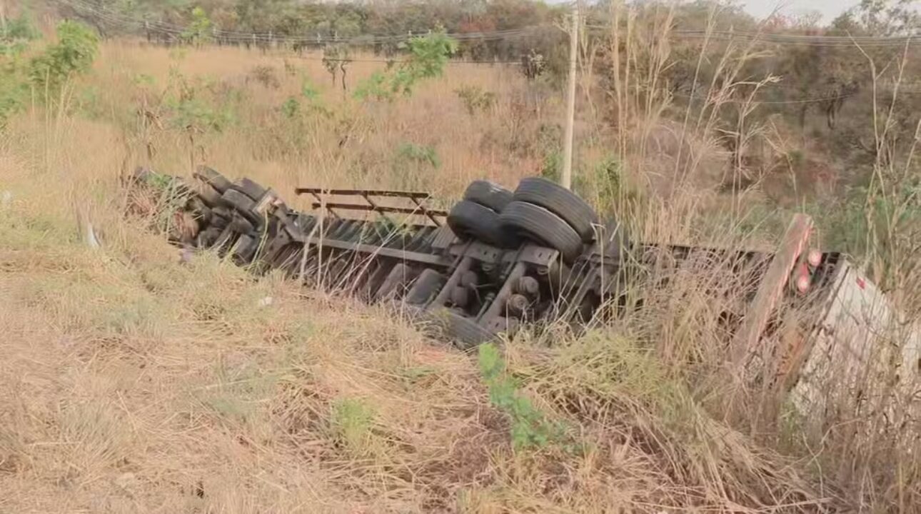 Colisão entre caminhão e carro de trabalhadores no Gama (DF) mata quatro e deixa dois feridos