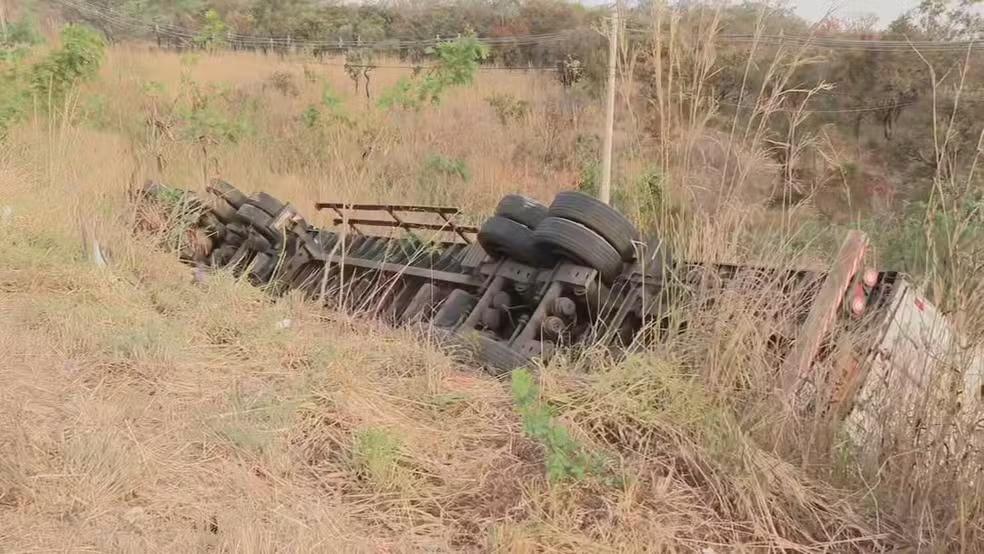Colisão entre caminhão e carro de trabalhadores no Gama (DF) mata quatro e deixa dois feridos