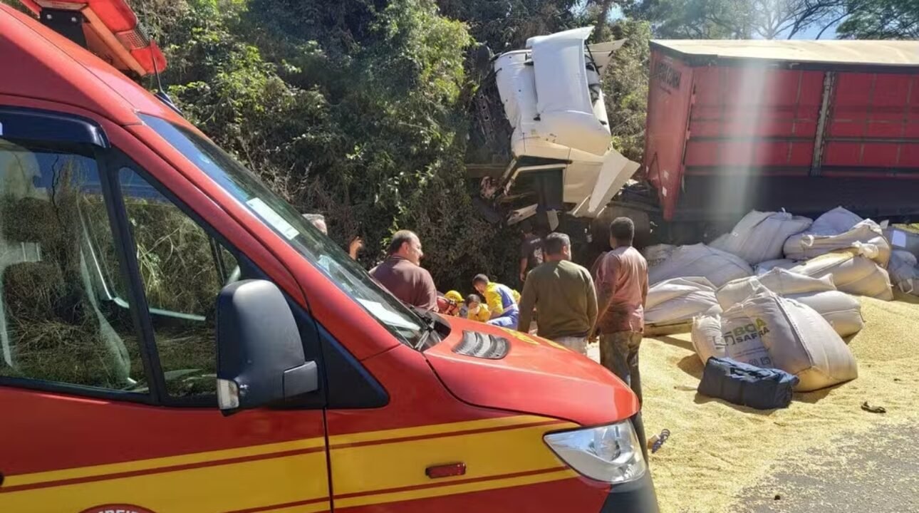 Colisão entre carretas deixa motorista ferido e carga espalhada no Anel Viário de Uberlândia