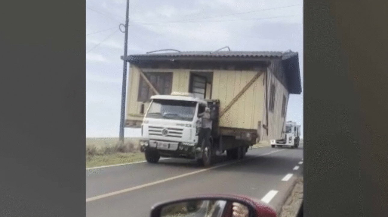 Caminhão é flagrado transportando casa de madeira inteira na PR-473, no Paraná