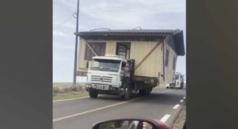Caminhão é flagrado transportando casa de madeira inteira na PR-473, no Paraná