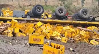 Caminhão carregado com cerveja tomba na BR-324 em Riachão do Jacuípe