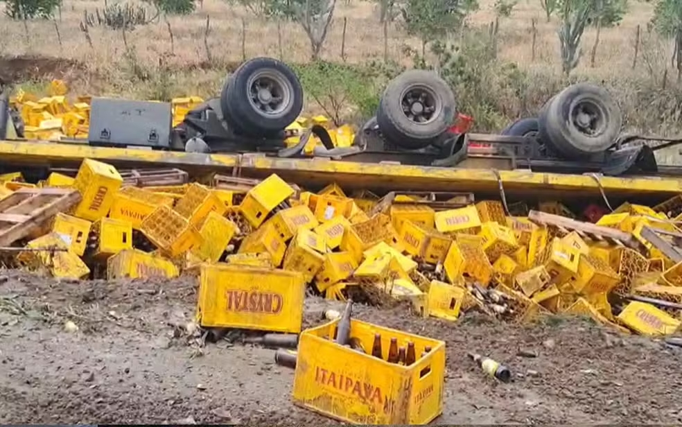 Caminhão carregado com cerveja tomba na BR-324 em Riachão do Jacuípe