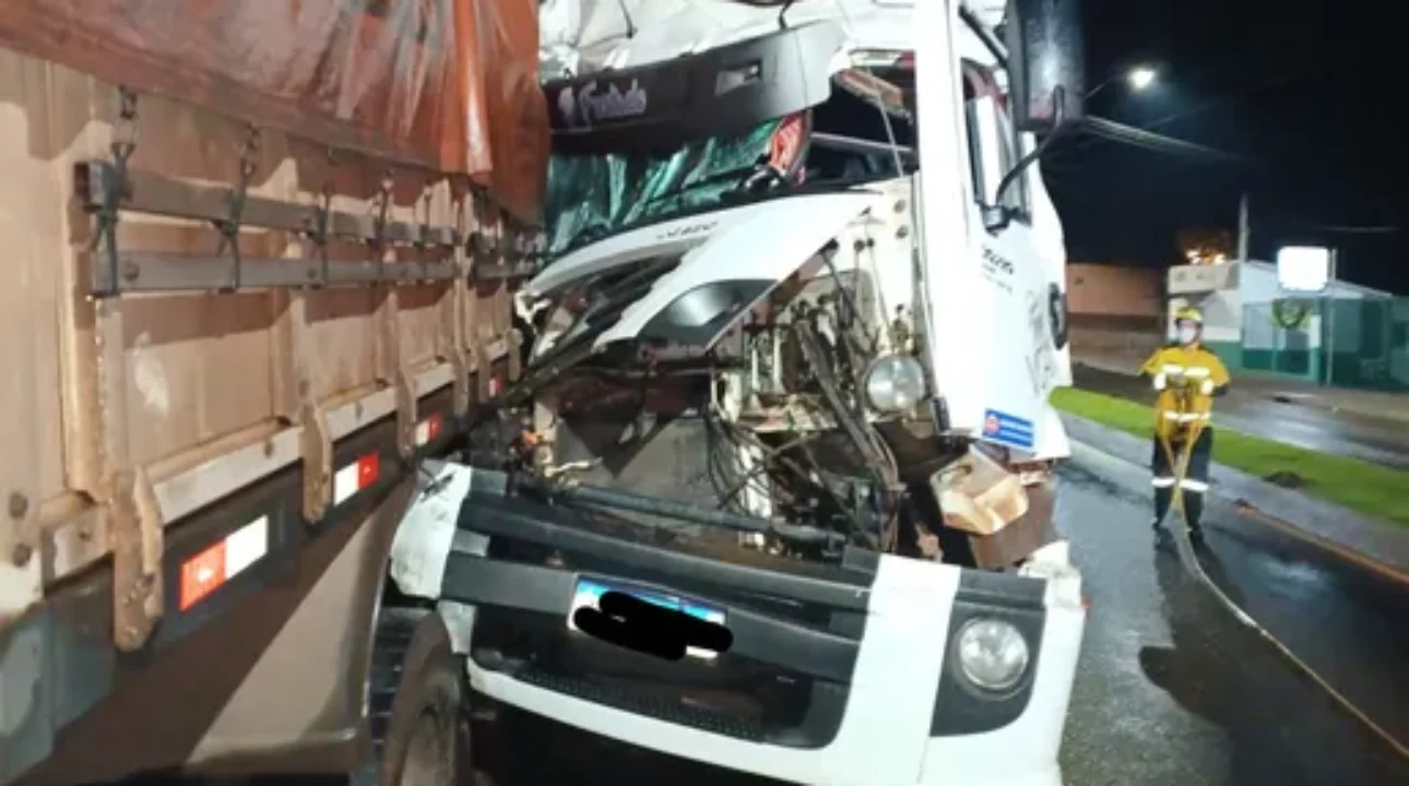 Caminhoneiro de 30 anos é resgatado após colisão grave.