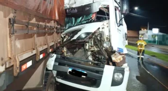 Caminhoneiro de 30 anos é resgatado após colisão grave.
