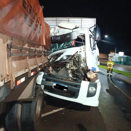 Caminhoneiro de 30 anos é resgatado após colisão grave.