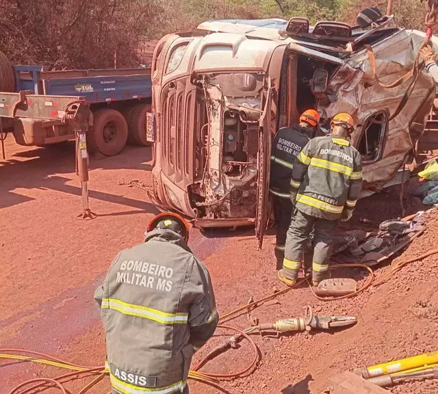 Caminhoneiro de 41 anos morre após carreta tombar em estrada perto de Corumbá