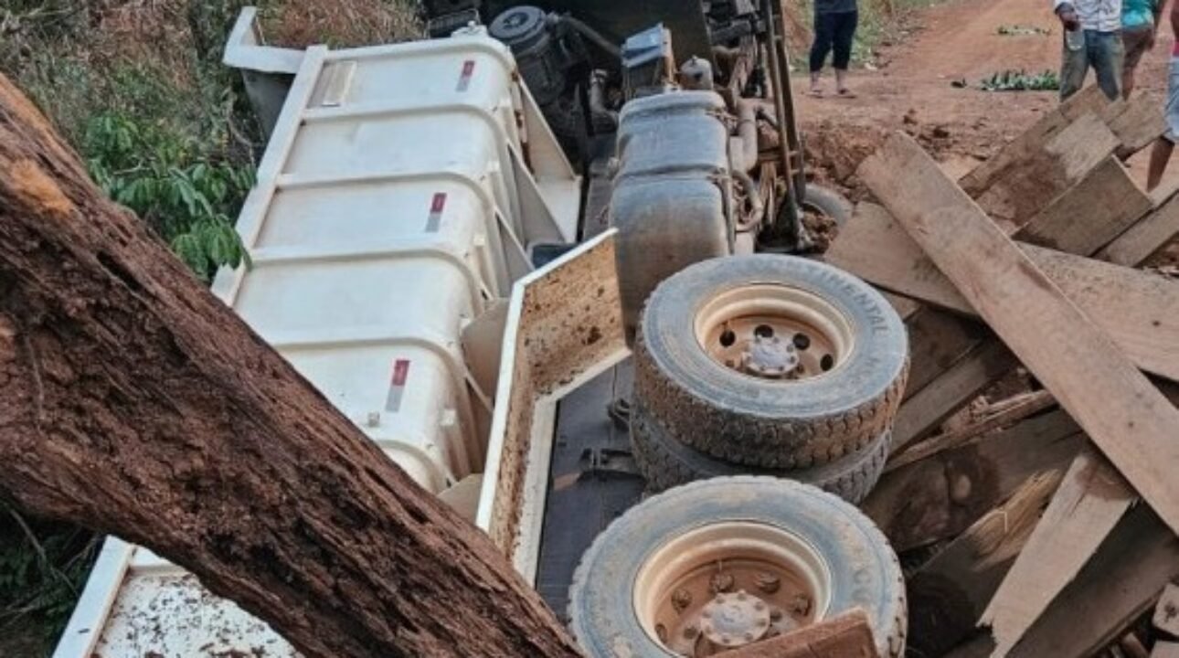 Caminhão cai de ponte de madeira em Governador Jorge Teixeira; morador chama atenção para problema na estrutura