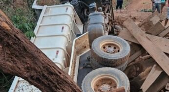 Caminhão cai de ponte de madeira em Governador Jorge Teixeira; morador chama atenção para problema na estrutura