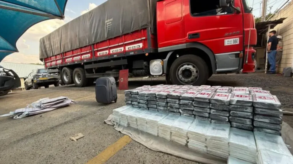 Caminhoneiro é preso com 400 kg de cocaína na Rodovia Washington Luís