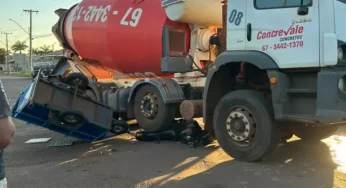 Caminhão-betoneira avança sinal de Pare, esmaga moto e deixa mulher ferida em Rio Brilhante (MS)