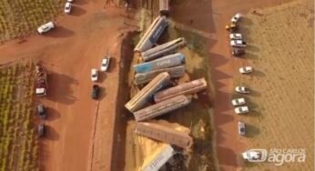 Trem colide com caminhão de cana e 15 vagões descarrilam