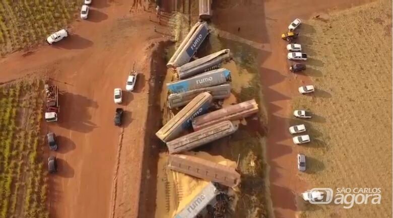 Trem colide com caminhão de cana e 15 vagões descarrilam