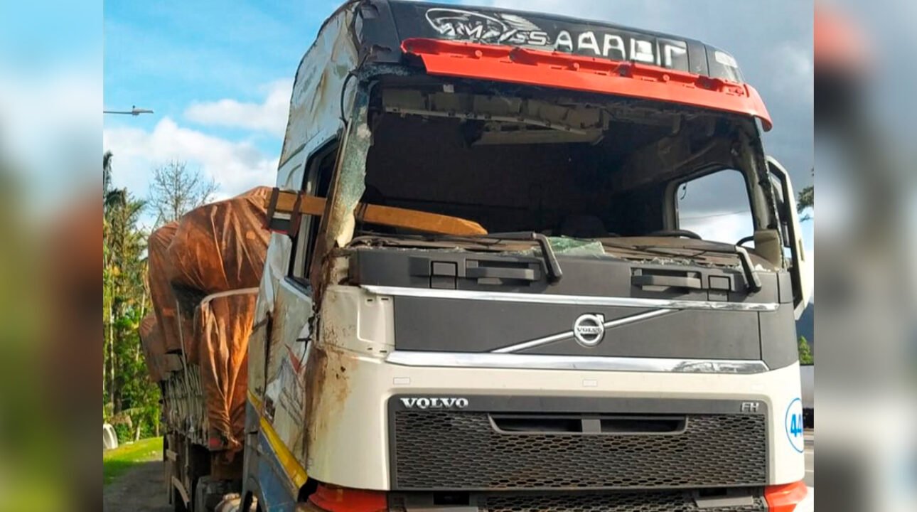 Caminhoneiro percorre mais de 2 mil km sem para-brisa, mas dirige de capacete; PRF flagra situação
