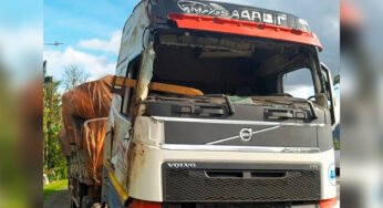 Caminhoneiro percorre mais de 2 mil km sem para-brisa, mas dirige de capacete; PRF flagra situação