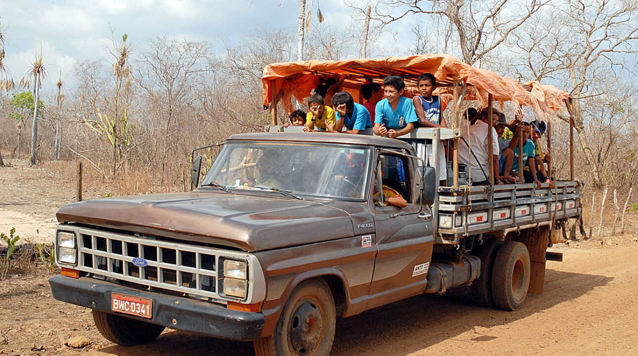 PRF alerta sobre transporte irregular de passageiros em compartimento de carga no Maranhão