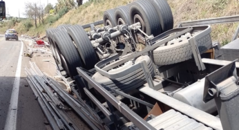 Caminhoneiro morre após tombar e colidir na BR-282; três pessoas também ficam feridas em Chapecó