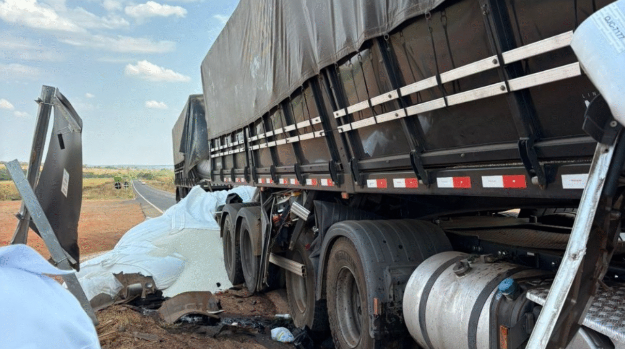 Caminhoneiro morre após colisão traseira em MS-320, em Pouso Alto