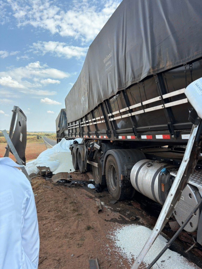 Caminhoneiro morre após colisão traseira em MS-320, em Pouso Alto