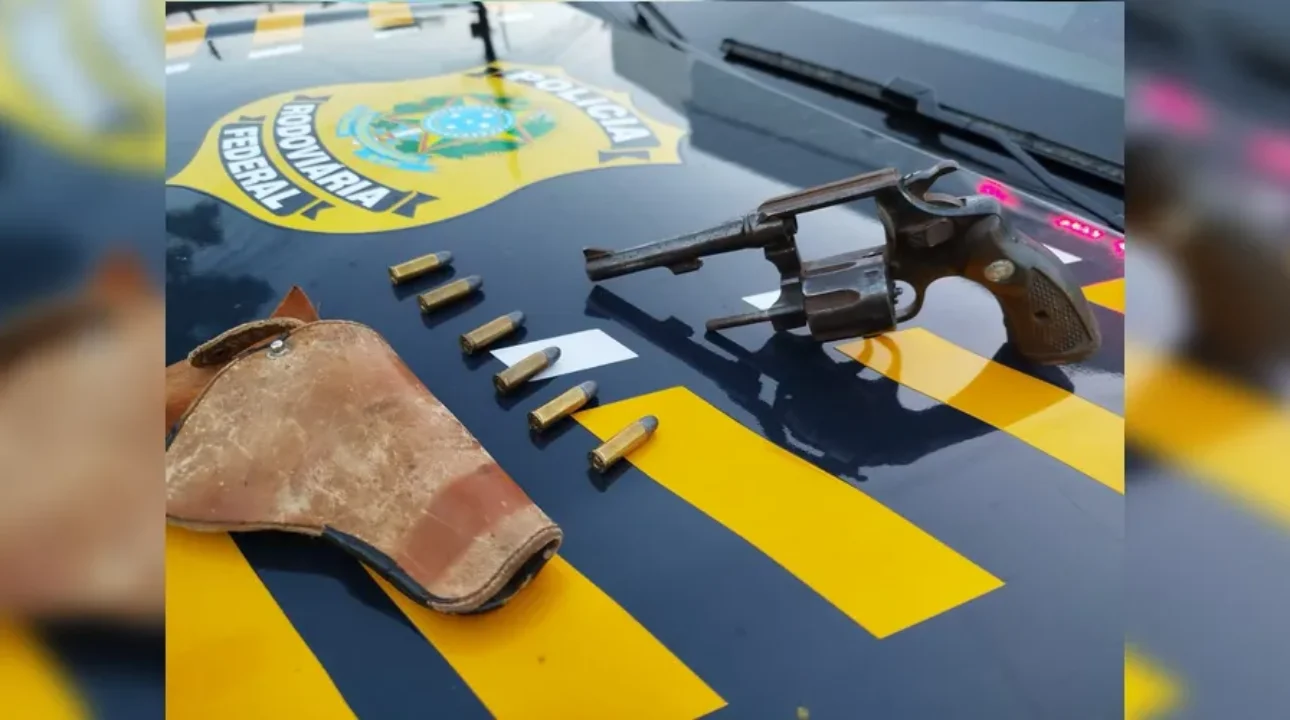 PRF apreende arma de fogo com caminhoneiro durante fiscalização em Rebouças