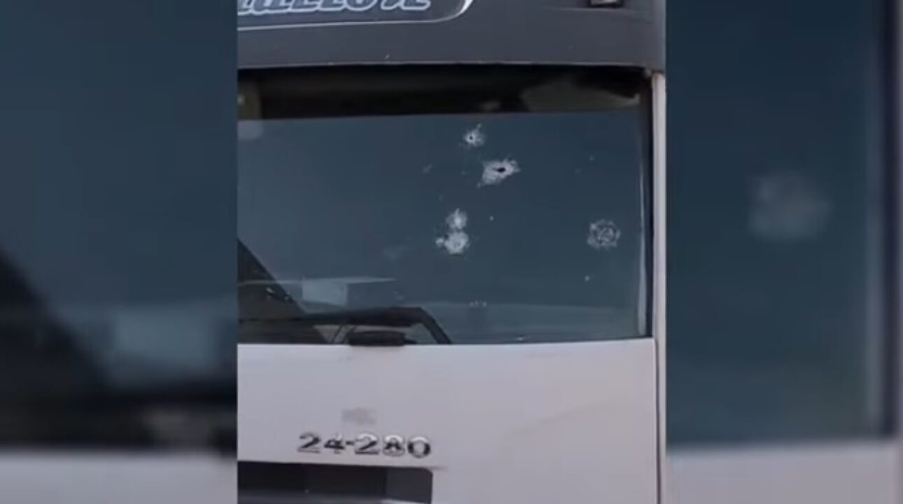 Caminhão roubado de empresa de Patos de Minas é recuperado após troca de tiros; suspeito morre