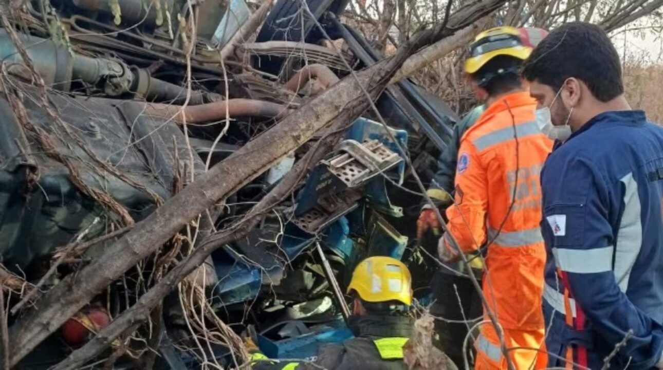 Caminhoneiro fica preso às ferragens após capotamento na MGC-122 em Minas Gerais