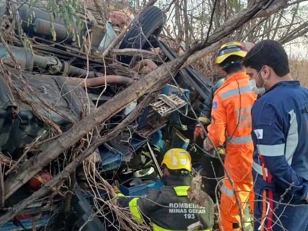 Caminhoneiro fica preso às ferragens após capotamento na MGC-122 em Minas Gerais