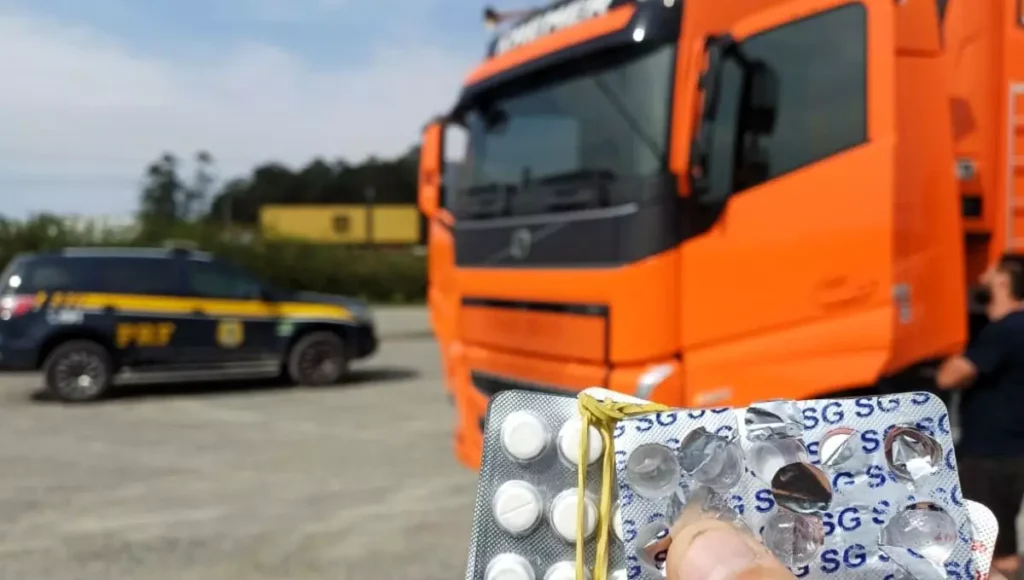 Caminhoneiro é flagrado dormindo sobre faixa da BR-101 com 47 comprimidos de “rebite”