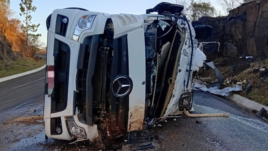 Caminhoneiro fica preso às ferragens após tombamento de veículo na BR-282