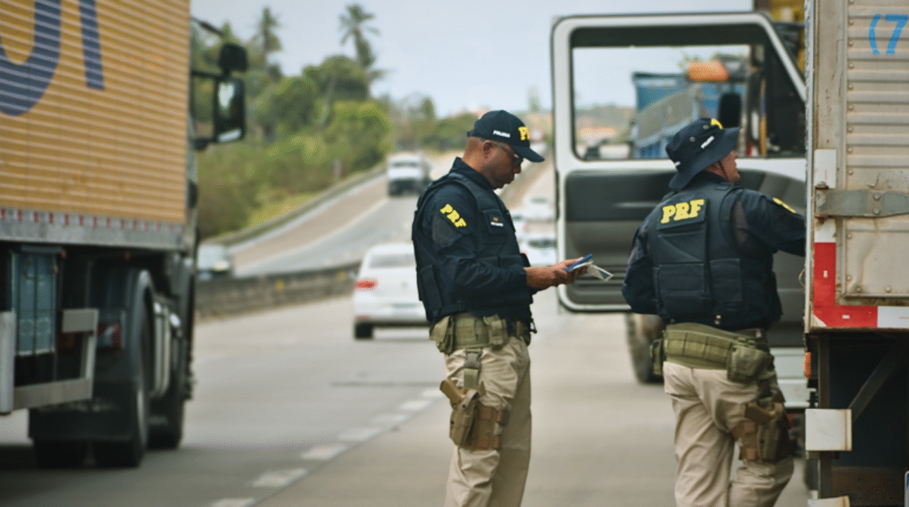 PRF orienta caminhoneiros sobre saúde e segurança em ação no Dia do Caminhoneiro em Sergipe