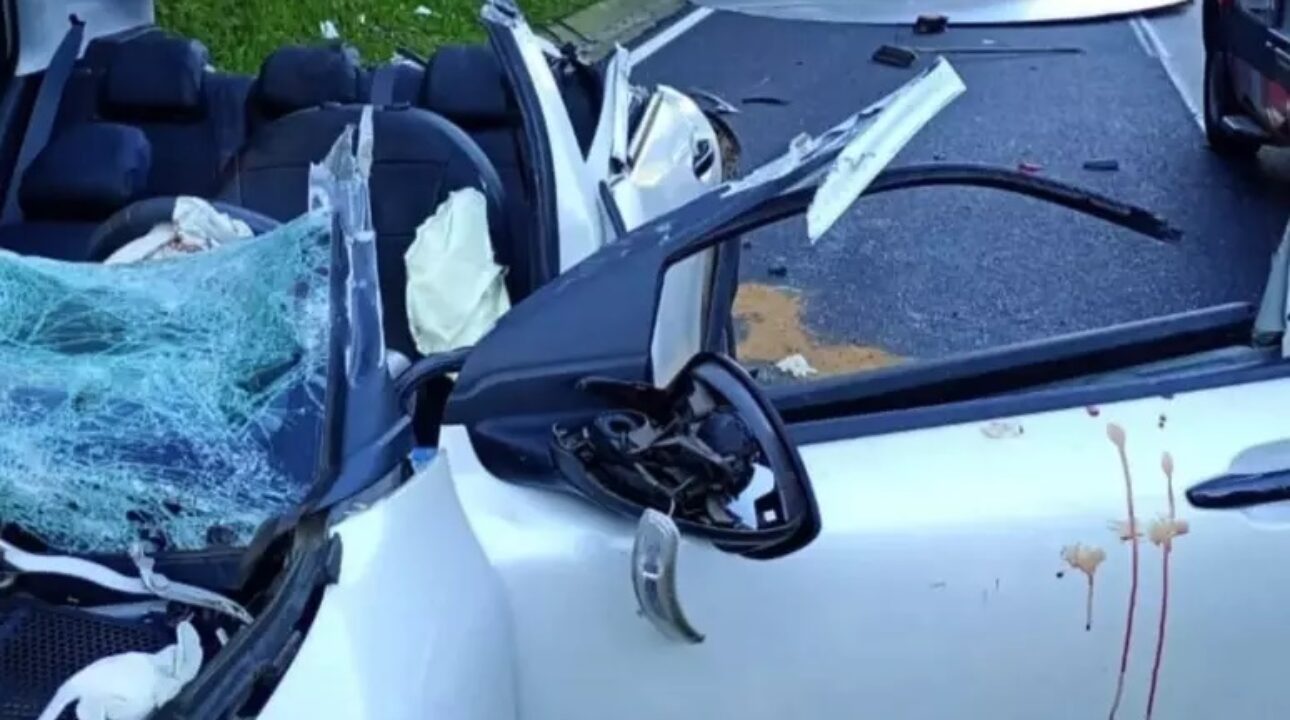 Chapa metálica voa de caminhão, corta carro ao meio e deixa dois feridos na RSC-453